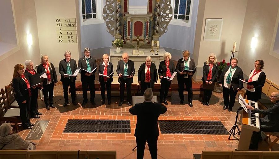Der Chor bei seinem Konzert in der evangelischen Kirche Rangsdorf.