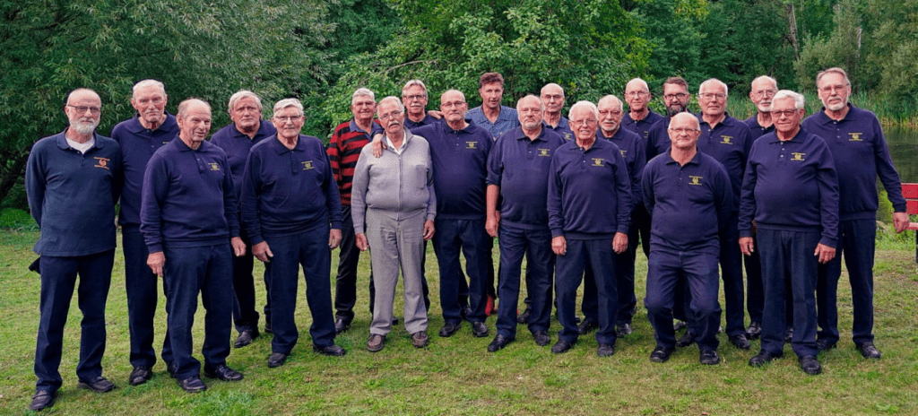 Männer posieren für ein Gruppenfoto.
